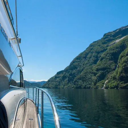Fjord Cruise In A Yacht Úszó hotel Lofthus
