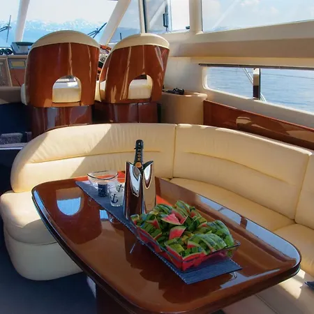 Fjord Cruise In A Yacht Úszó hotel