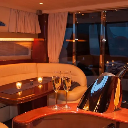 Fjord Cruise In A Yacht Úszó hotel Lofthus