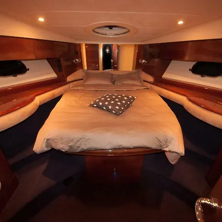 Fjord Cruise In A Yacht Úszó hotel