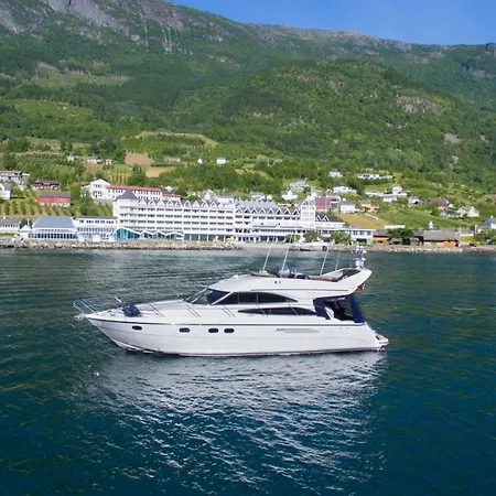 Fjord Cruise In A Yacht Úszó hotel Lofthus