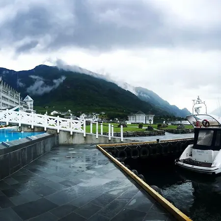 Fjord Cruise In A Yacht Úszó hotel *